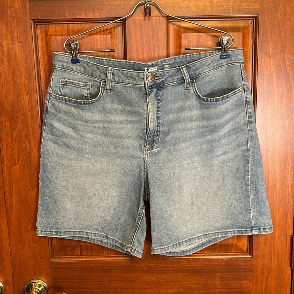 Lee Jean short midrise size 18 M